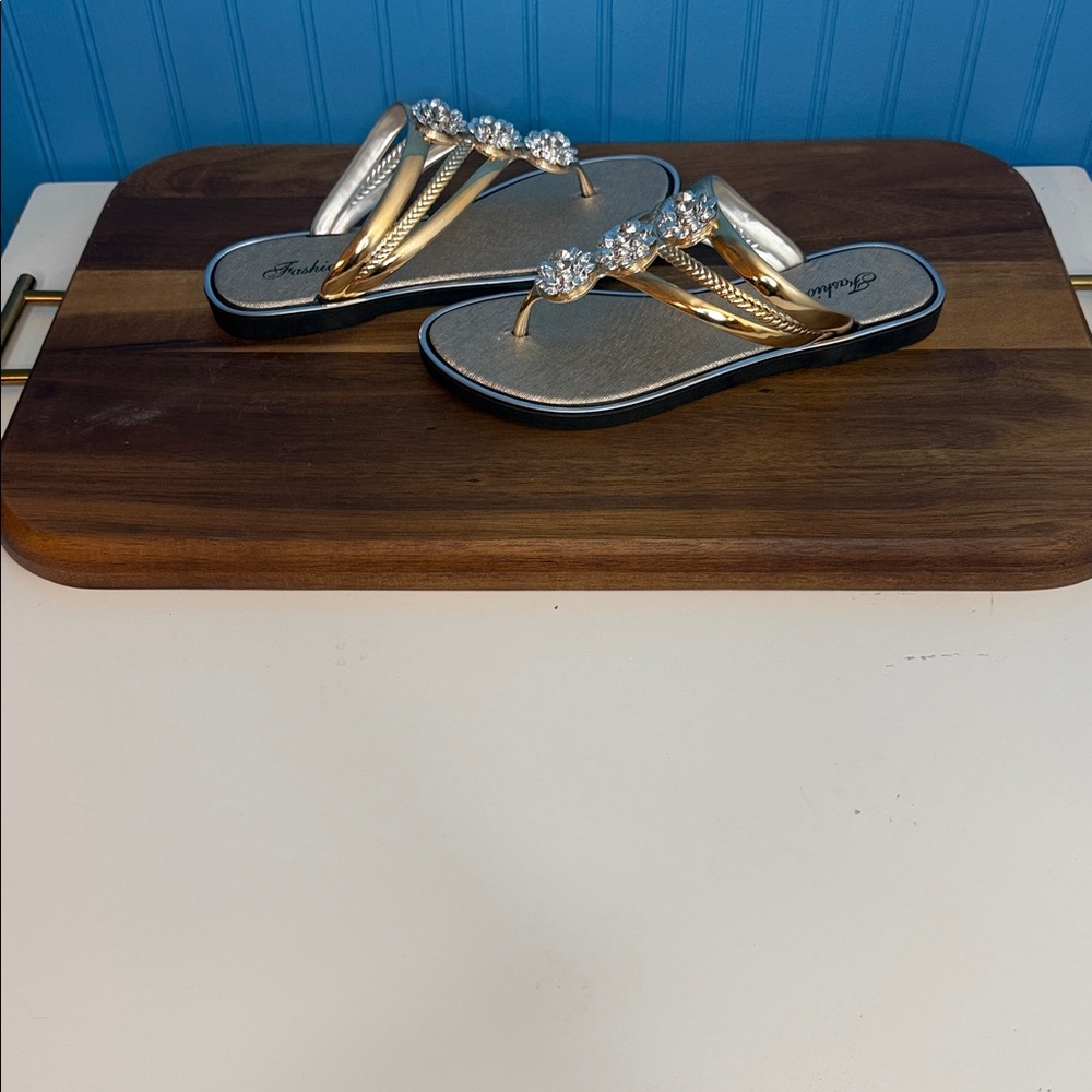NWOT Elegant Gold and Silver Women's Sandals Size 38 EU (7.5-8 US) - Picture 2 of 4